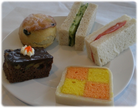 qm2-sandwich-and-cake-3l.jpg