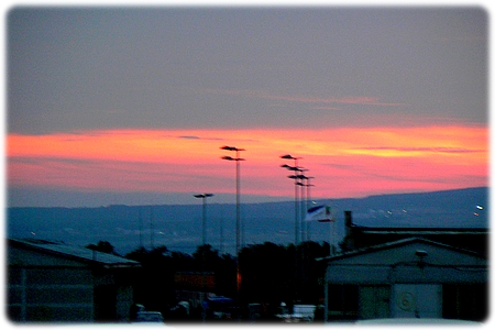 Den klassiske solnedgang i Varna lufthavn Bulgarien