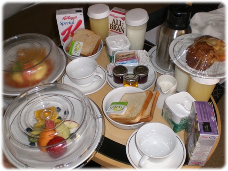qm2-breakfast-in-stateroom3l.jpg
