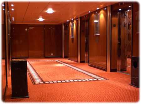 qm2-deck10-elevator3l.jpg