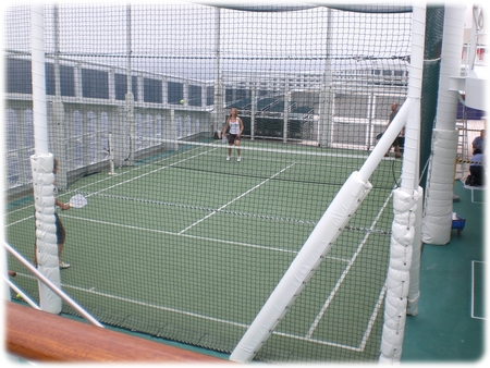 qm2-deck13-paddle-tennis-3l.jpg