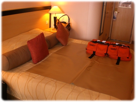 qm2-stateroom-king-size-bed3l.jpg